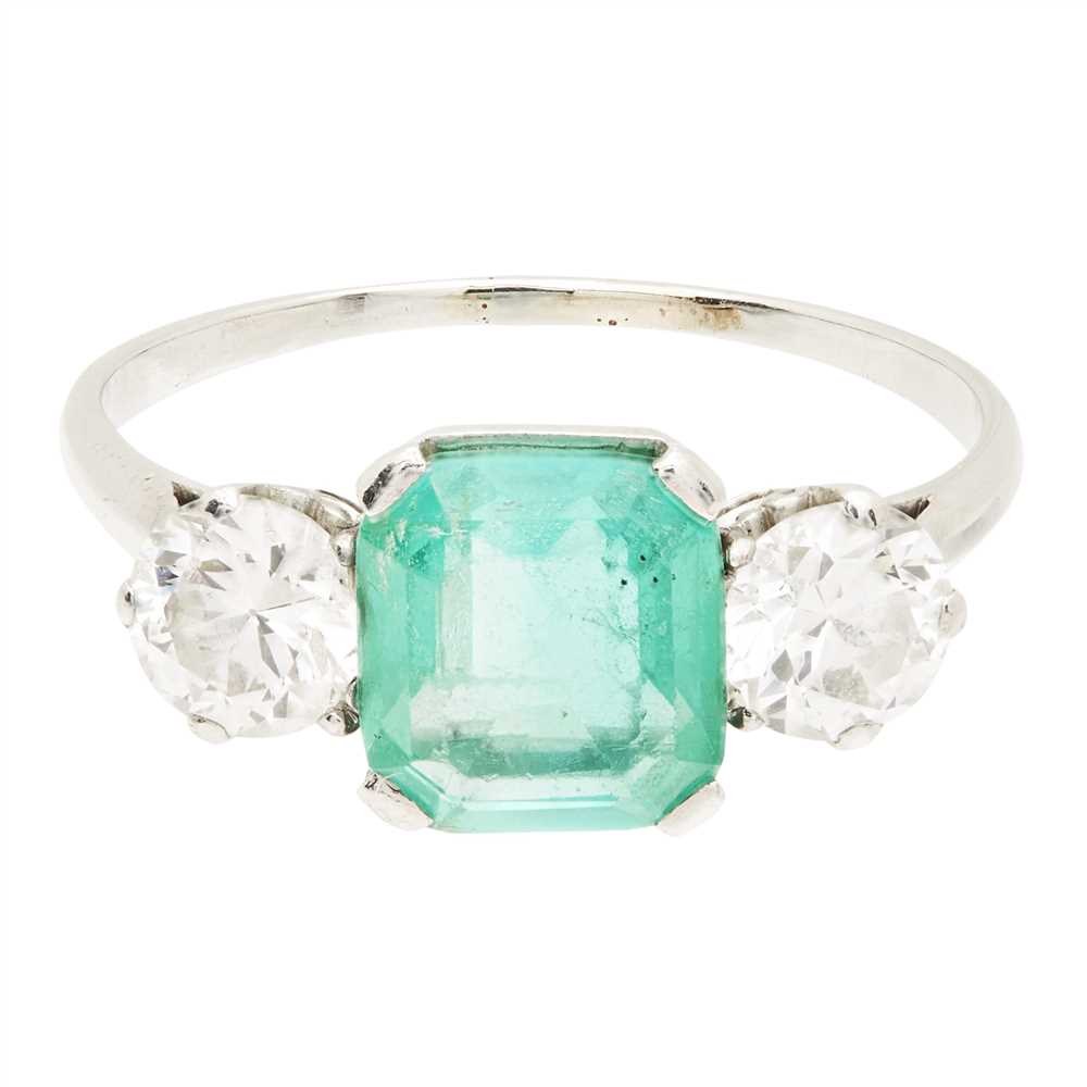 Lot 118 - An emerald and diamond set three stone ring