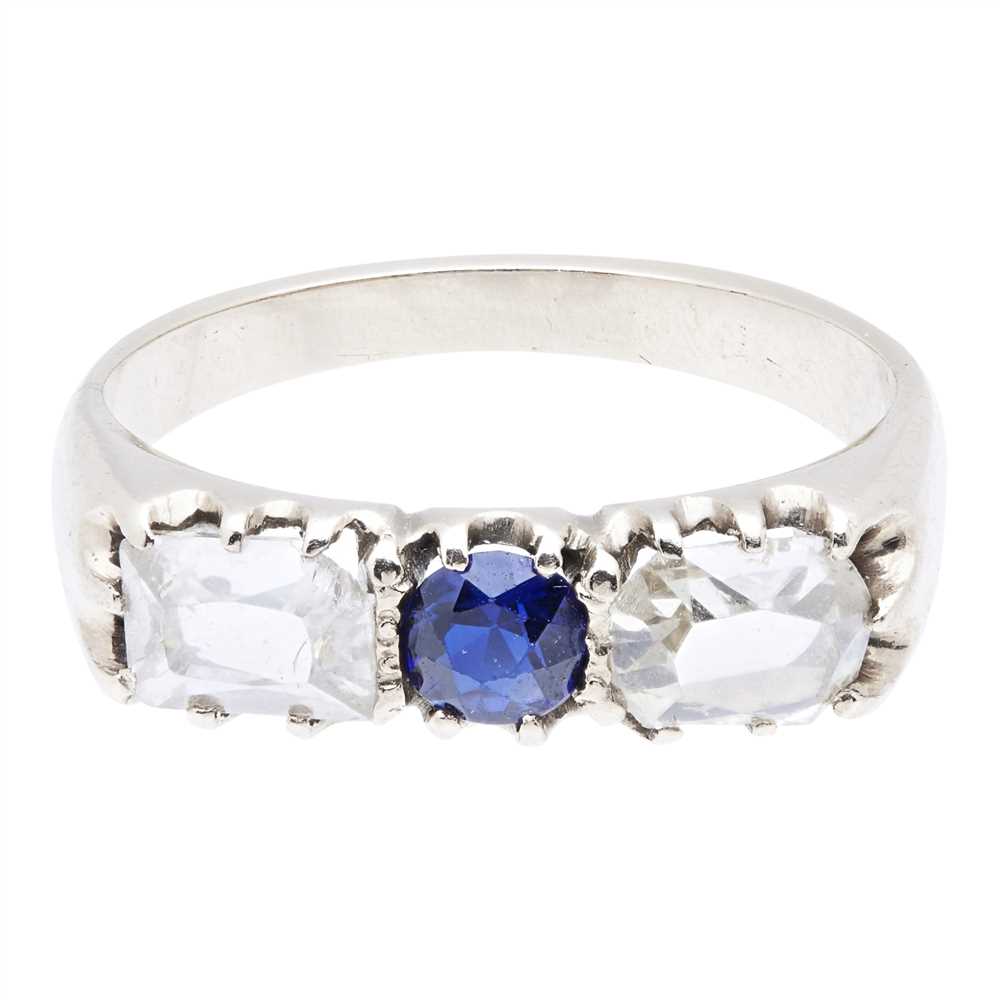 Lot 141 - A sapphire and diamond set ring
