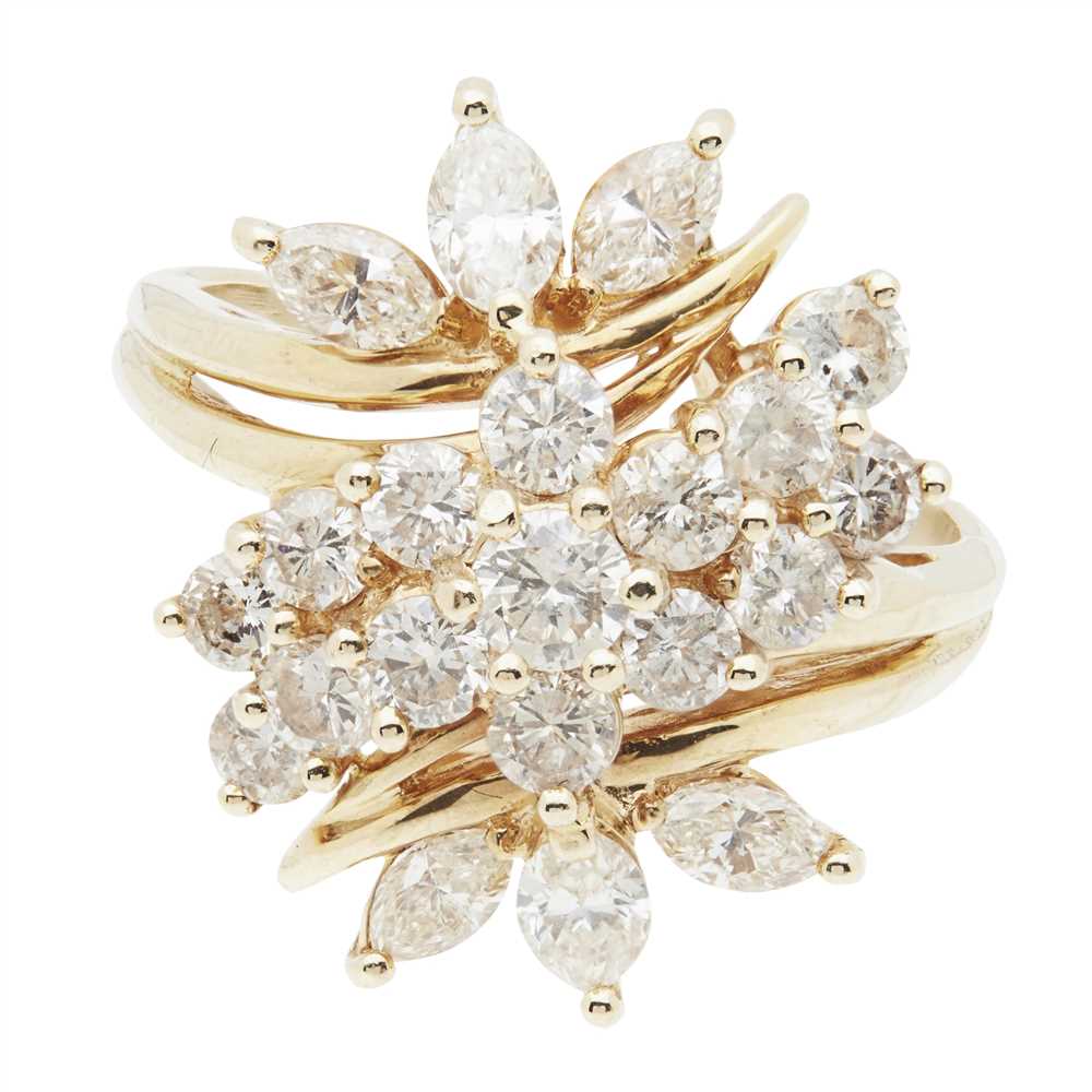 Lot 98 - A diamond set cluster ring
