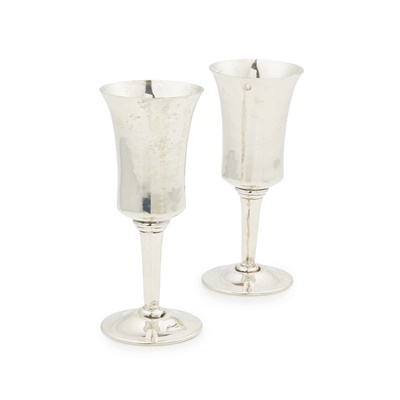Lot 422 - A pair of modern champagne flutes