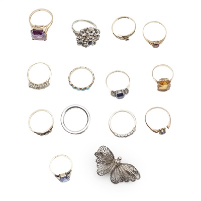 Lot 291 - A collection of gem set rings