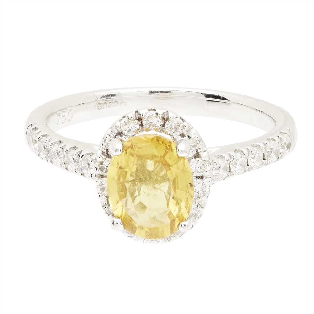 Lot 101 - An 18ct gold yellow sapphire and diamond ring