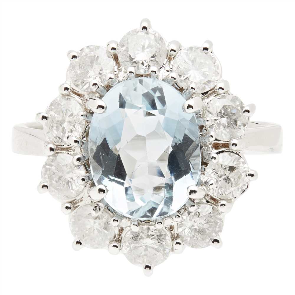 Lot 132 - An aquamarine and diamond set cluster ring