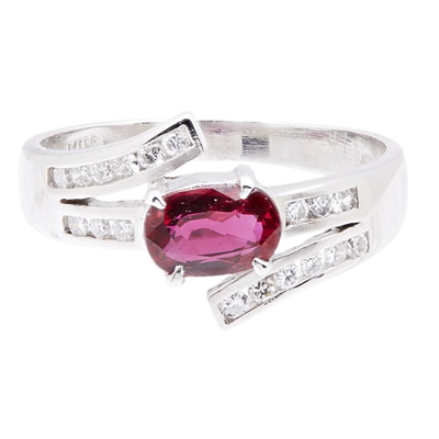 Lot 173 - A ruby and diamond set ring