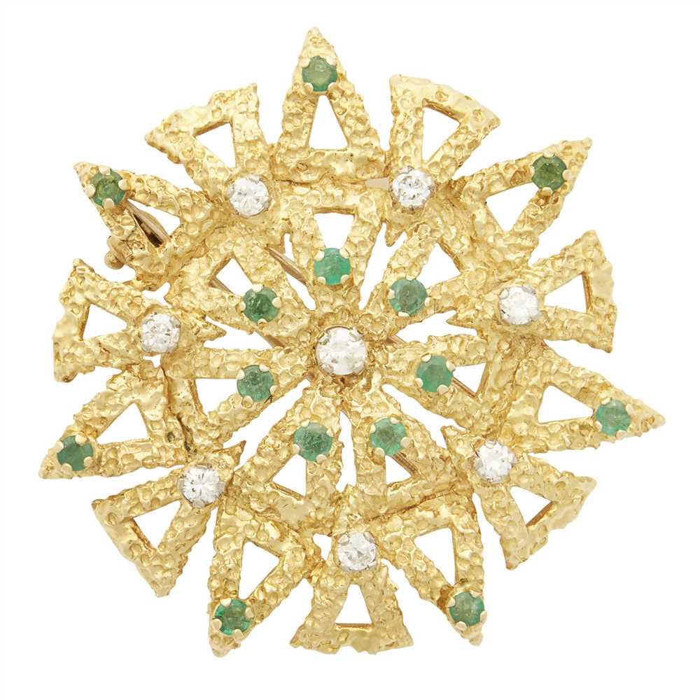 Lot 75 - A 1970s 18ct gold emerald and diamond set brooch