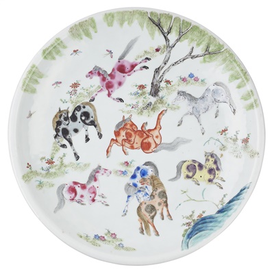 Lot 228 - LARGE FAMILLE ROSE 'EIGHT HORSES' CHARGER