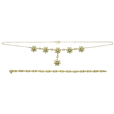 Lot 80 - A modern peridot set necklace