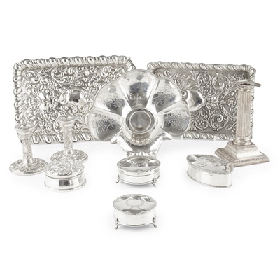 Lot 476 - A collection of dressing table accessories