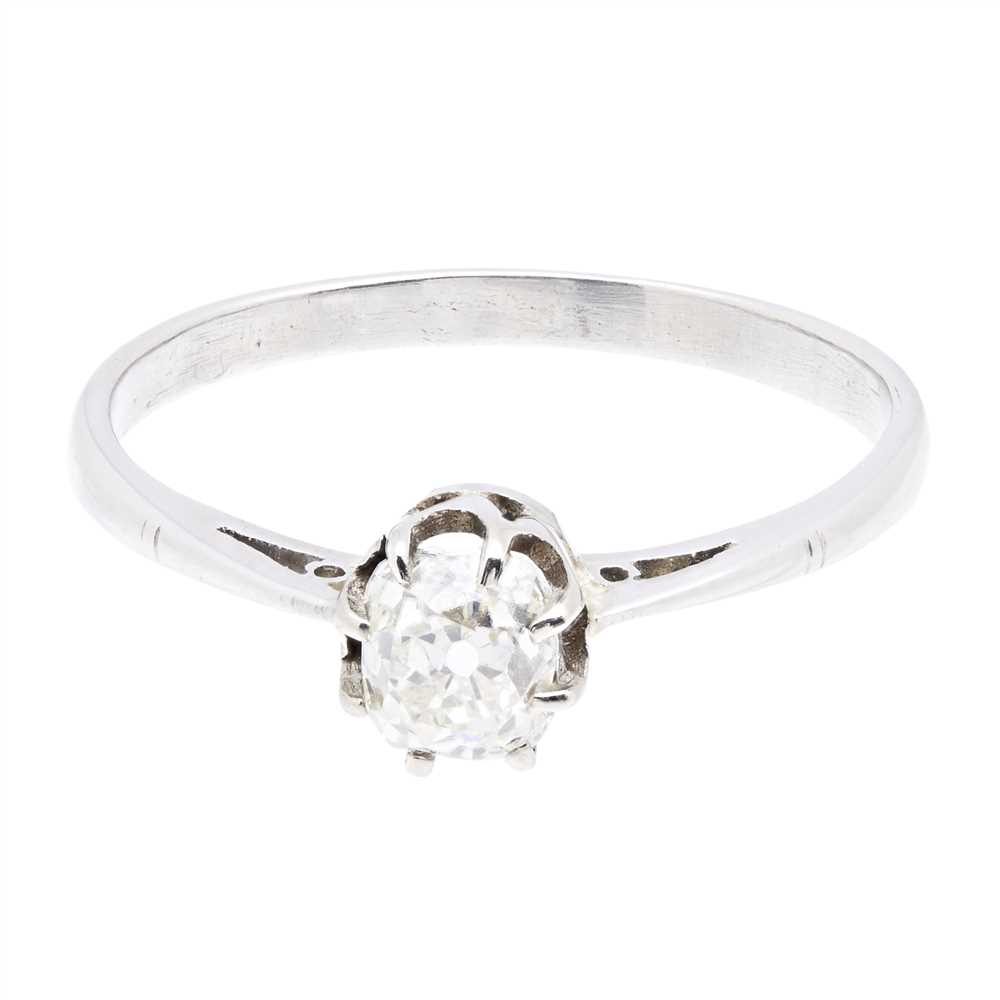 Lot 171 - A single stone diamond ring