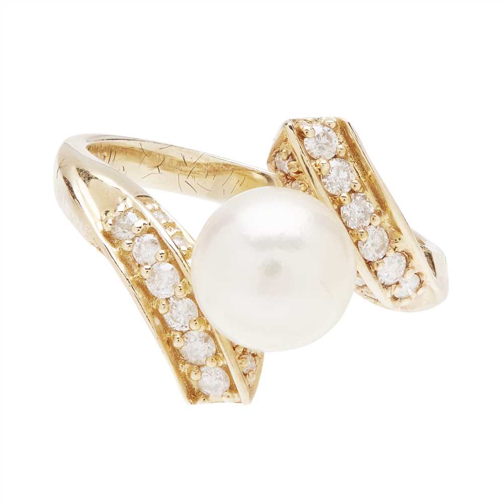 Lot 96 - A pearl and diamond set ring