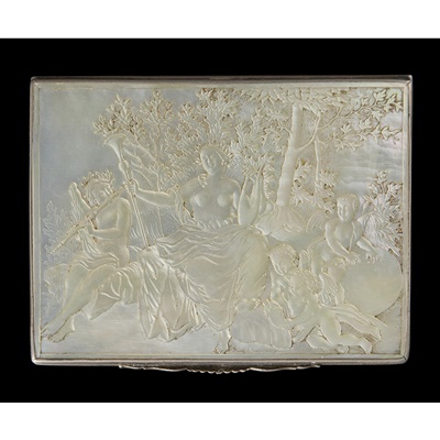 Lot 91 - SILVER-MOUNTED MOTHER-OF-PEARL SNUFF BOX
