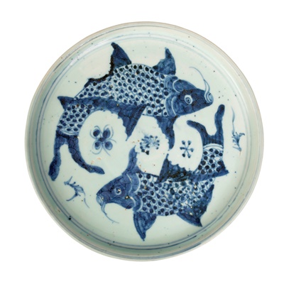 Lot 140 - BLUE AND WHITE 'FISH' PLATE