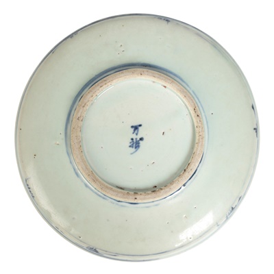 Lot 140 - BLUE AND WHITE 'FISH' PLATE