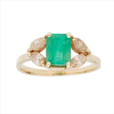 Lot 70 - An emerald and diamond set ring