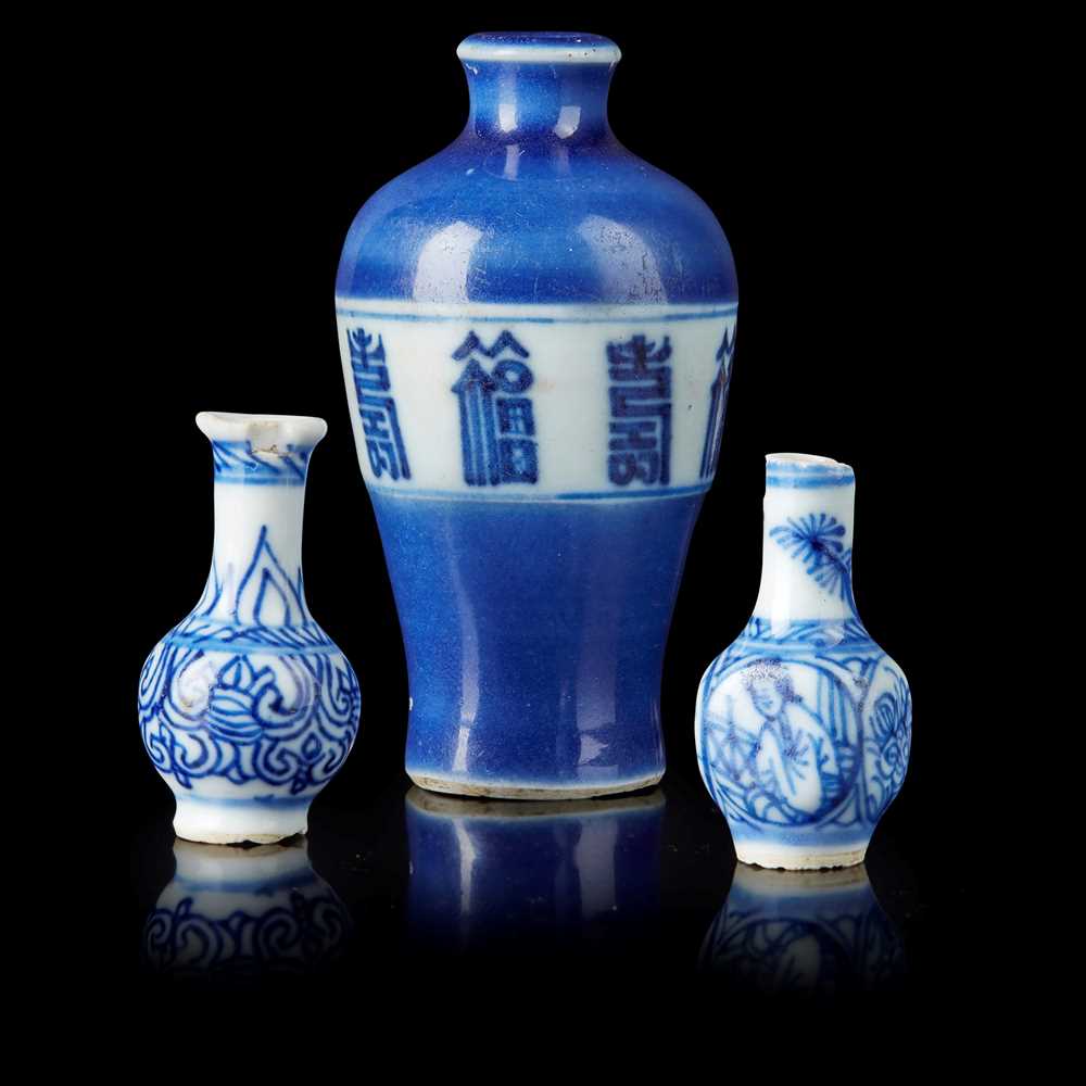 Lot 83 - BLUE AND WHITE SNUFF BOTTLE