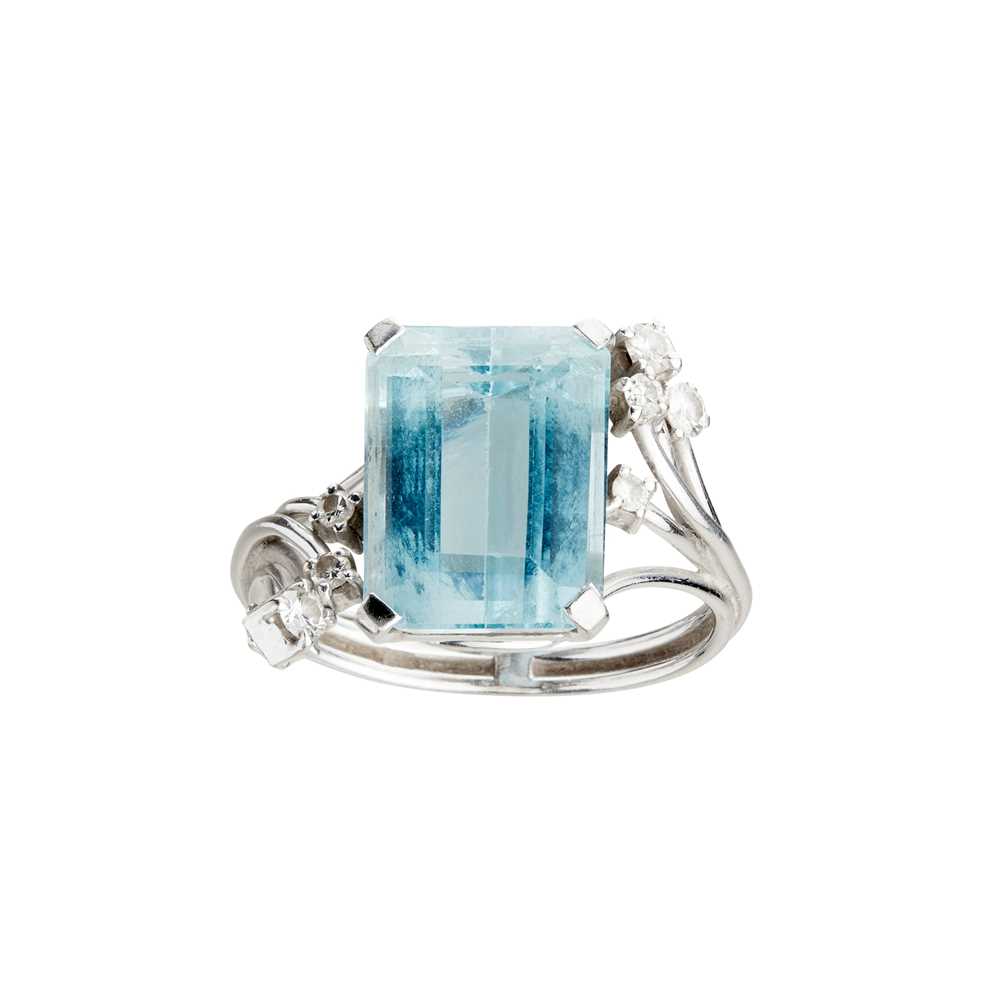 Lot 34 - An aquamarine and diamond set ring