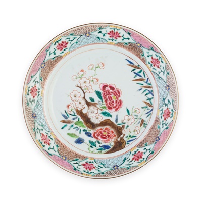 Lot 223 - GROUP OF THREE FAMILLE ROSE PLATES