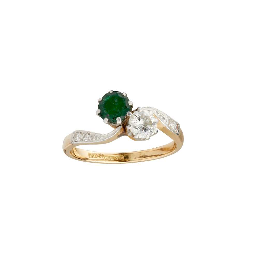 Lot 96 - An emerald and diamond set twist ring