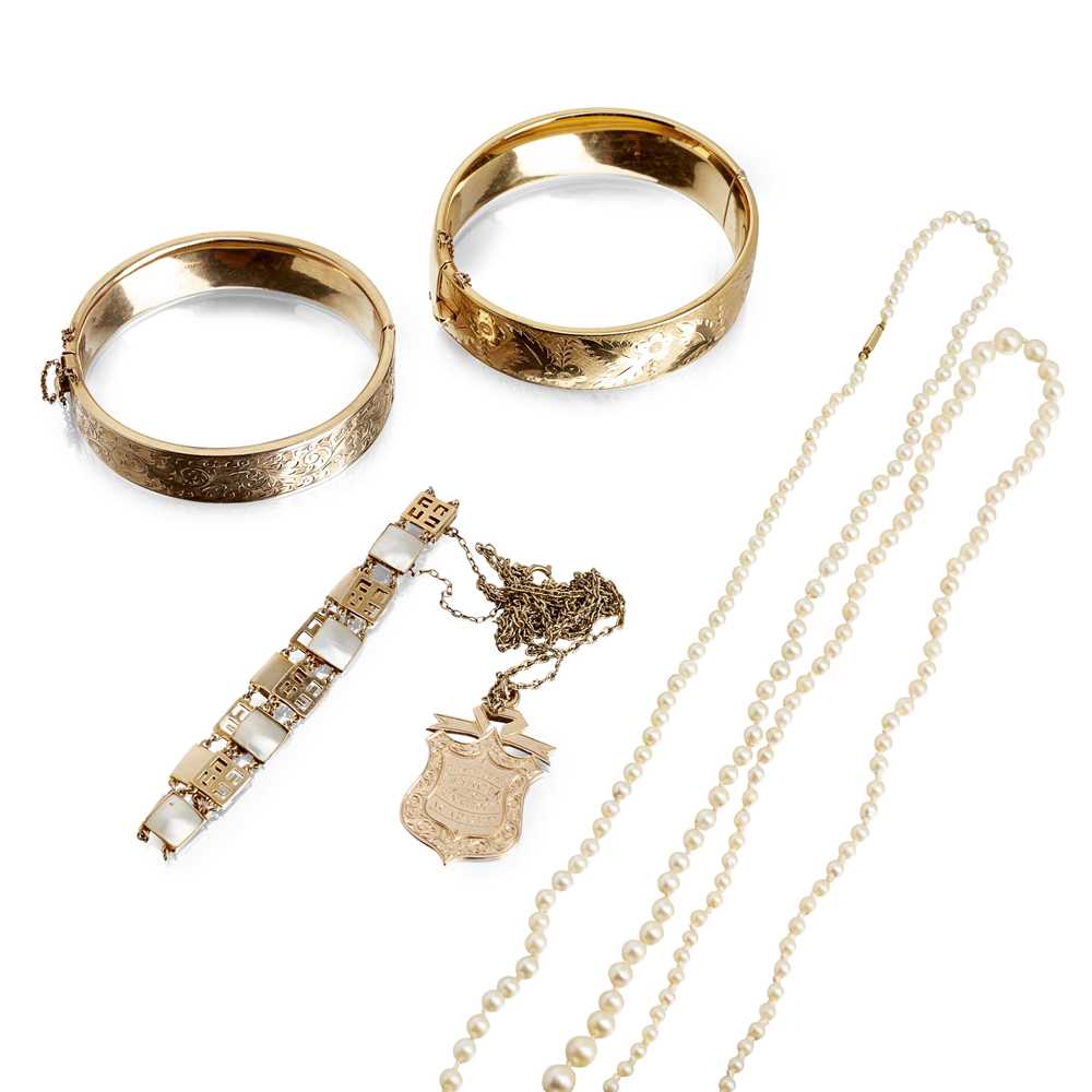 Lot 127 - A collection of gold jewellery