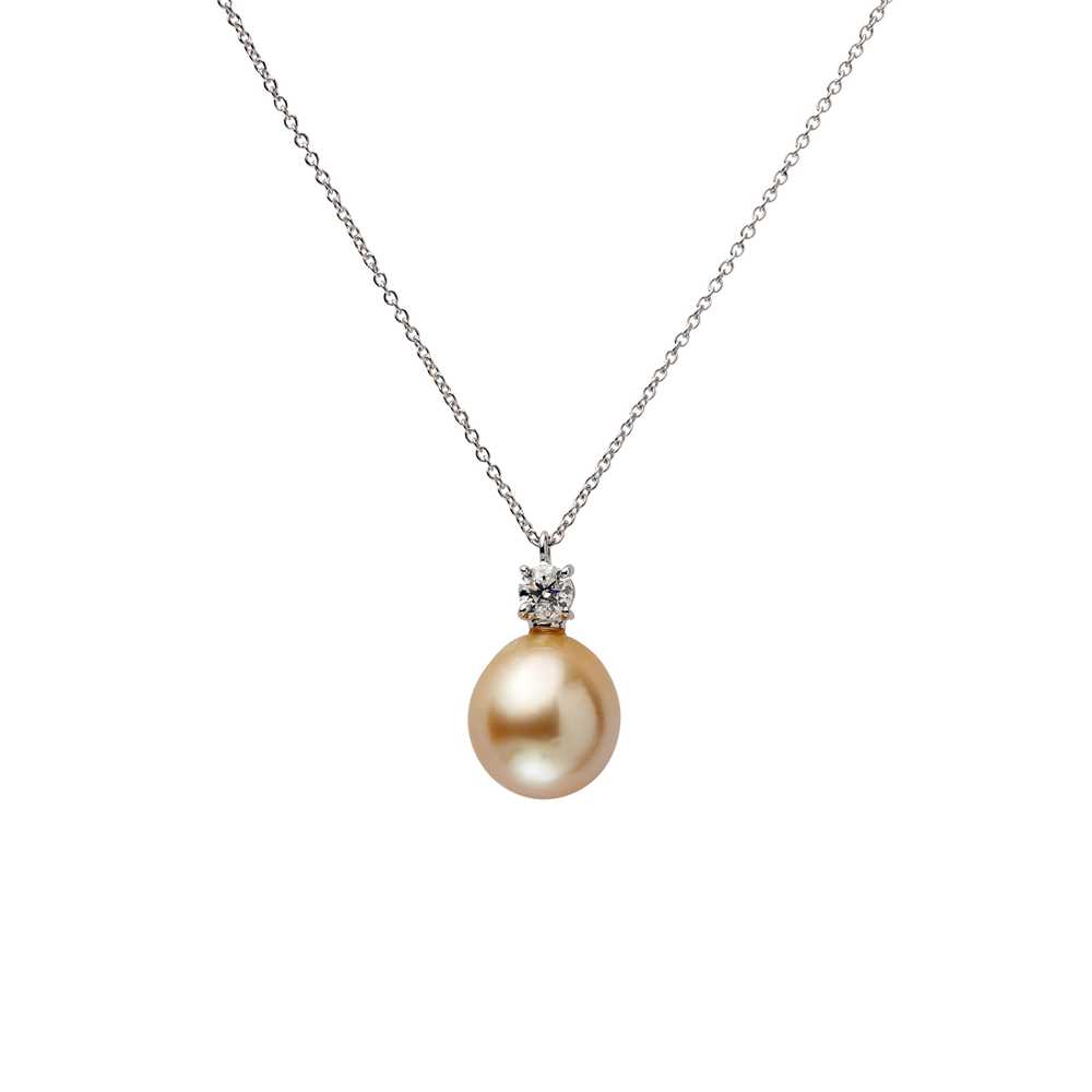 Lot 22 - A South Sea pearl and diamond pendant