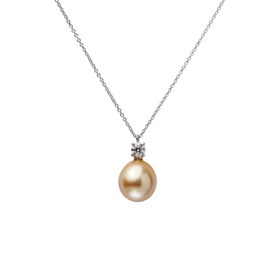 Lot 22 - A South Sea pearl and diamond pendant