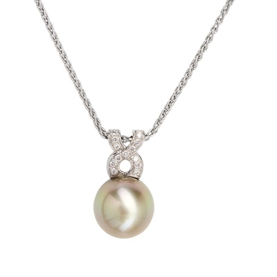 Lot 98 - A 18ct gold Tahitian pearl and diamond set pendant necklace