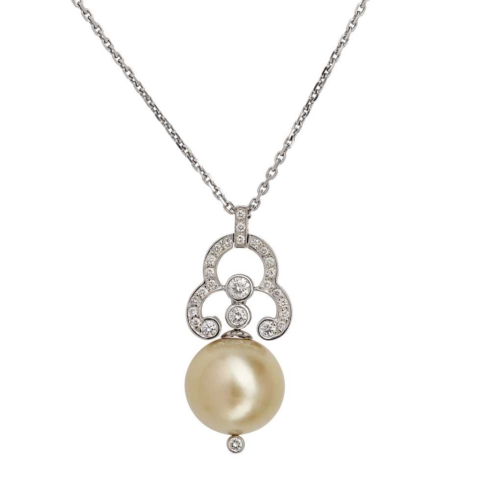 Lot 84 - A South Sea pearl and diamond set pendant necklace