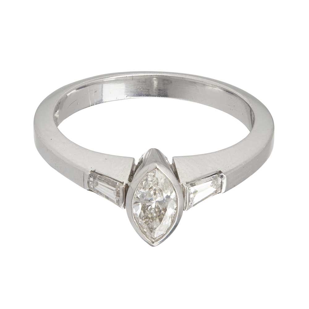 Lot 80 - A diamond set ring