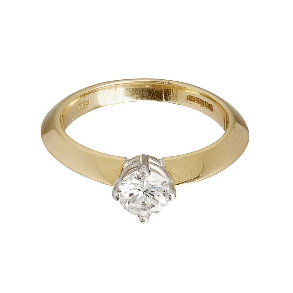 Lot 8 - A single stone diamond ring