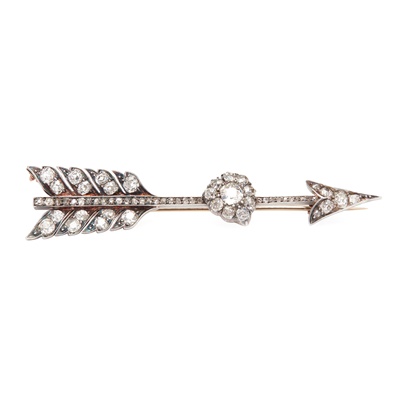 Lot 109 - A diamond set arrow brooch