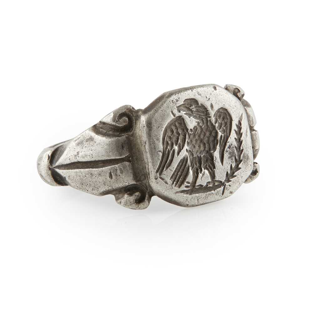 Lot 161 - A 17th/18th century white metal intaglio ring
