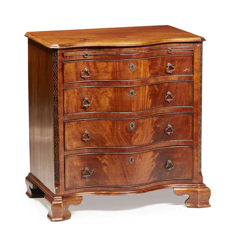 Lot 138 - GEORGE III MAHOGANY SERPENTINE BACHELOR'S CHEST OF DRAWERS