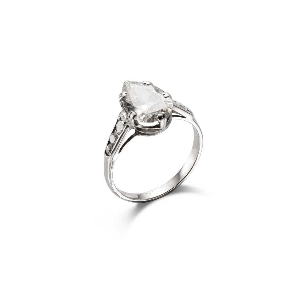 Lot 31 - A diamond single-stone ring