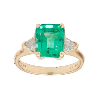 Lot 70 - An emerald and diamond set ring