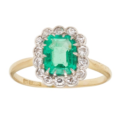 Lot 67 - An emerald and diamond set cluster ring