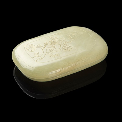 Lot 92 - CELADON JADE BOX WITH COVER