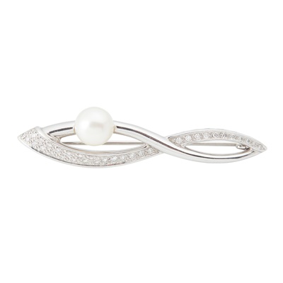 Lot 53 - A pearl and diamond set brooch