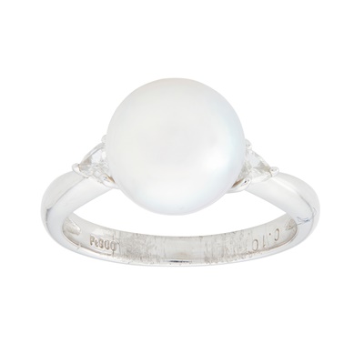 Lot 50 - A pearl and diamond set ring