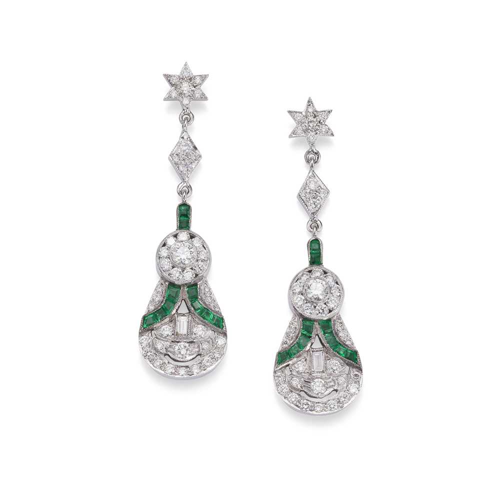 Lot 121 - A pair of emerald and diamond pendent earrings