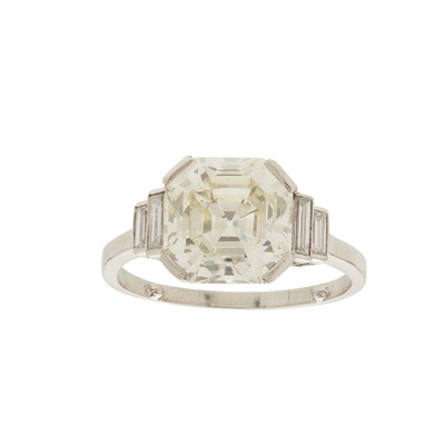 Lot 133 - An Asscher-cut diamond set ring
