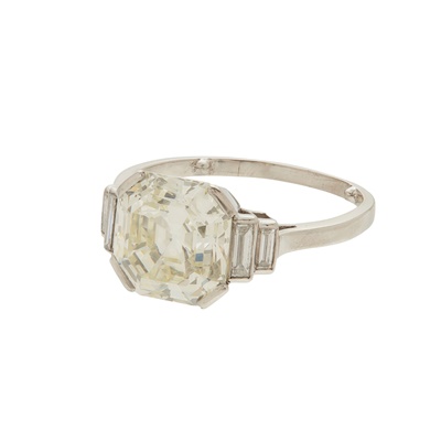 Lot 133 - An Asscher-cut diamond set ring