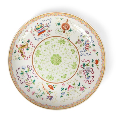 Lot 199 - FAMILLE ROSE 'EIGHT BUDDHIST EMBLEMS' PLATE