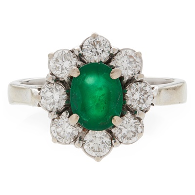 Lot 19 - An emerald and diamond set cluster ring