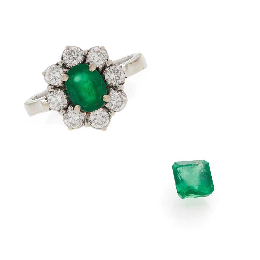 Lot 19 - An emerald and diamond set cluster ring