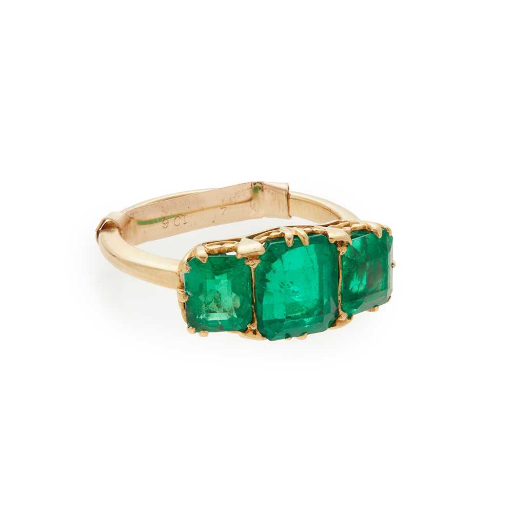 Lot 98 - A three stone Colombian emerald set ring