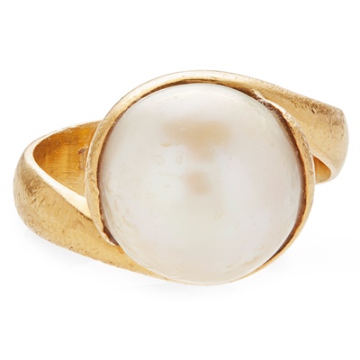 Lot 140 - A single stone pearl ring