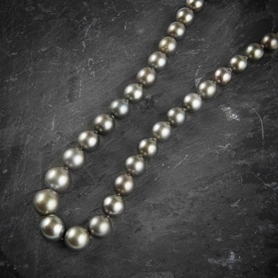 Lot 39 - A Tahitian pearl necklace