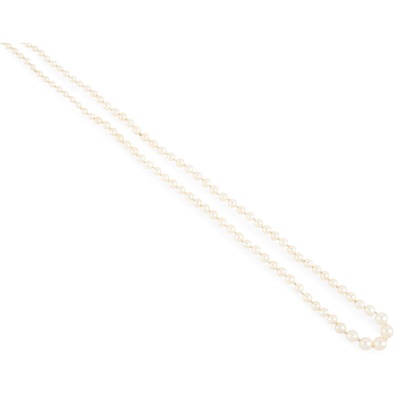 Lot 44 - A natural pearl necklace