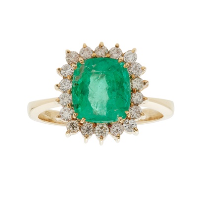 Lot 95 - An emerald and diamond set cluster ring
