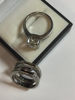 Lot 62 - A single stone diamond set ring and fitted band